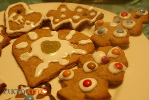 Gingerbread biscuits per decorare l'Albero di Natale