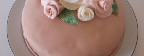 Torta con le rose in pasta di zucchero