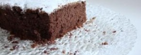 Torta cacao e yogurt con granella di nocciole