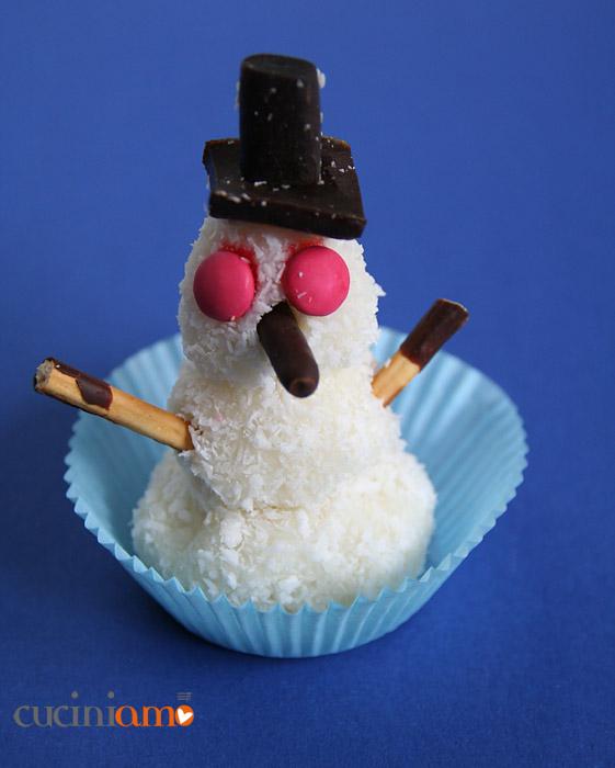 Omino di neve dolce al cocco, ricetta su CuciniAmO
